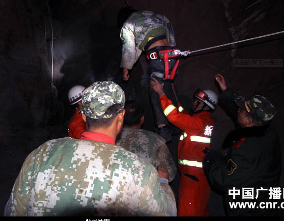 登山驴友被困悬崖顶12小时 消防生死救援