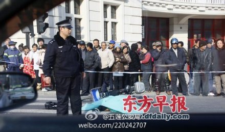 上海一60岁快递员被搅拌车碾压身亡/图