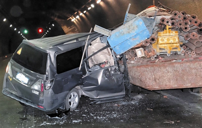 大酉山隧道小车撞上路边故障车 1死多伤/图