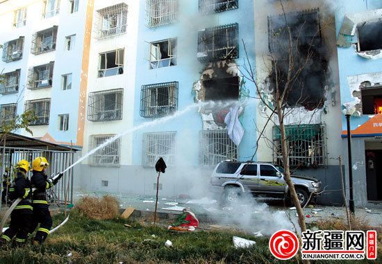 新疆和静县一居民住宅天然气爆燃2人伤/图