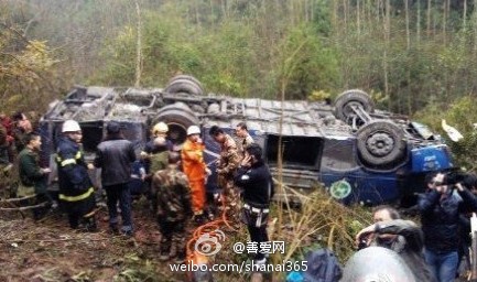 四川达州一载32人客车坠崖 致4死多伤