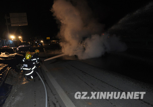 一汽车高速路自燃 都匀消防成功扑灭/图