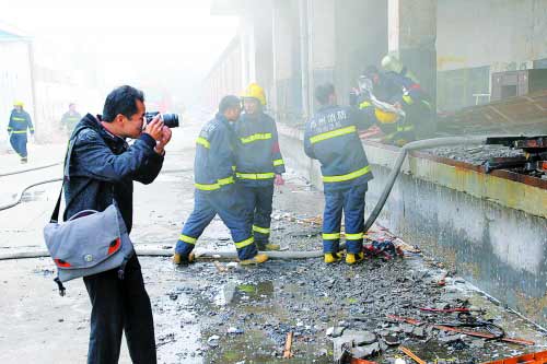 郑州老鸦陈一冷冻仓库起火 火海中拖出26个气罐