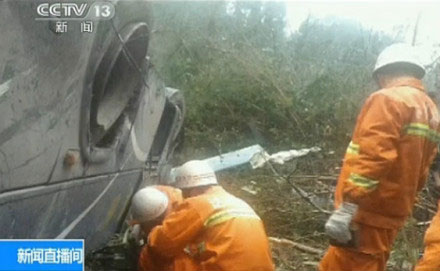 四川达州一载32人客车坠崖 致4死多伤