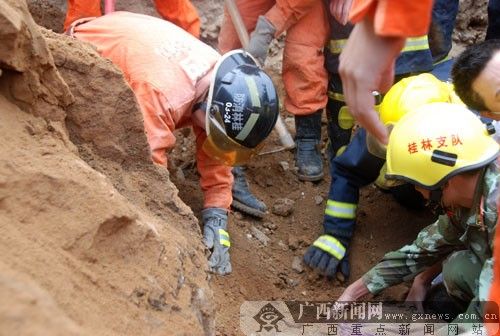 高清组图：桂林在建工地塌方2死1伤 消防急救