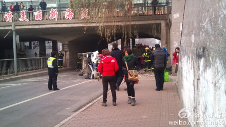 北京知春路上演惊魂一幕 雪佛兰飞车下桥