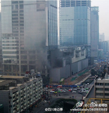 微博爆料：成都总府路在建工地起火（图）