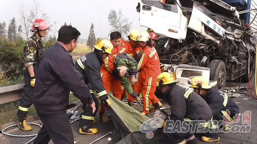 组图：大雾弥漫 沪昆高速多起车祸1死5伤