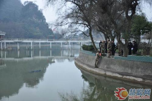 桃花湖中惊现浮尸 六枝消防紧急处置