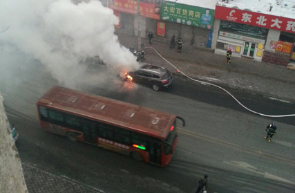 商务车自燃冒出一团火 发动机烧到爆炸/图