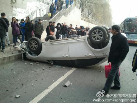 北京知春路上演惊魂一幕 雪佛兰飞车下桥