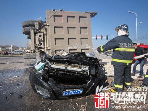 淮南拉石子货车侧翻压扁轿车 司机死里逃生