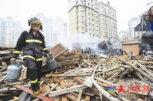 大火烧40多间工棚 消防火堆抢出8煤气罐/图