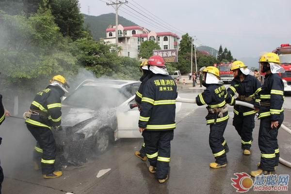 324国道小车无故“发火” 消防紧急扑救