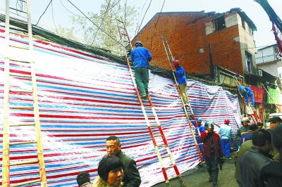 百年老巷房屋发生火灾 摊点杂物拦住消防车