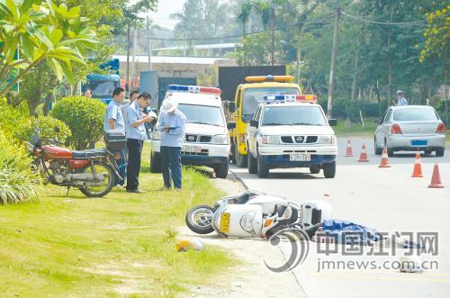 江门一搅拌车辗死摩托车女驾驶者