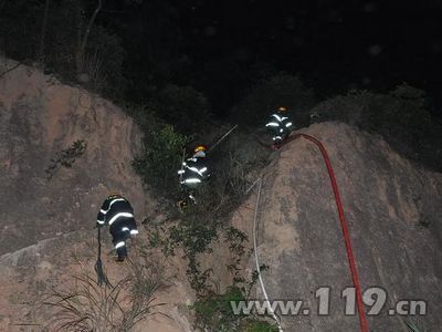 组图：深圳观澜山林大火 消防寻水扑救阻蔓延