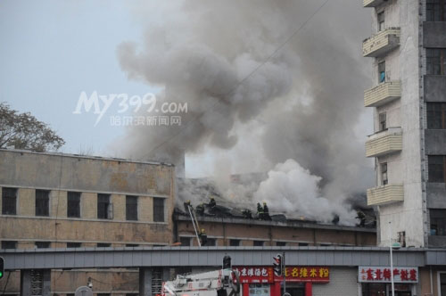 哈尔滨一废旧厂房起火 多支消防队奋力抢险