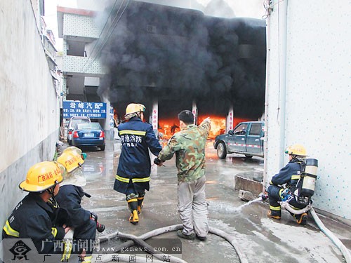 河池汽车修理厂起火 消防救出被困4人/图