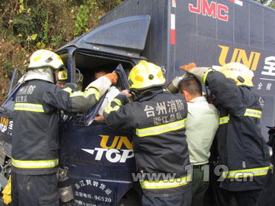 奔驰迎头撞快递车 台州临海消防扩张救援[图]