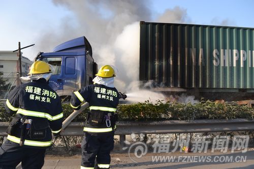 集装箱车起火油箱险爆炸 消防扑灭大火/图