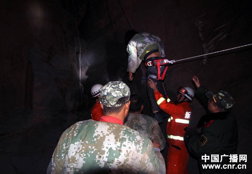 登山驴友被困悬崖顶12小时 新疆消防生死救援