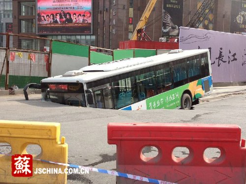 南京闹市区突然地陷 一公交车陷入坑中/图