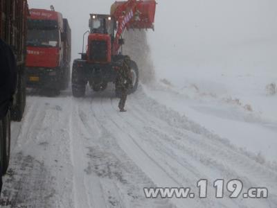 80余车100余人困雪中 锡林郭勒消防铲雪施救