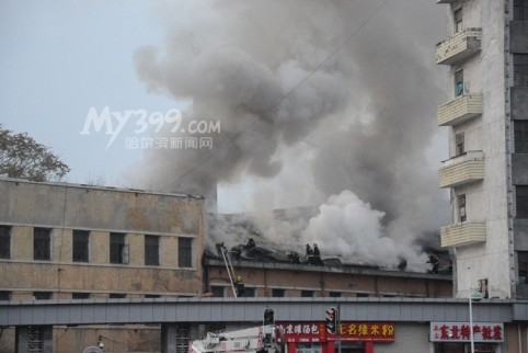 南马路一废旧厂房起火 消防奋力抢险救援