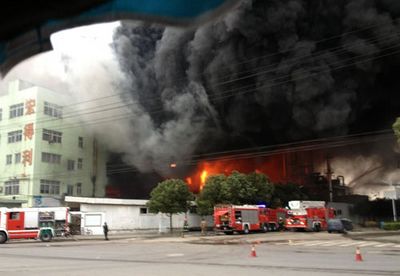 温州一制革厂发生大火 现场多次爆炸/图