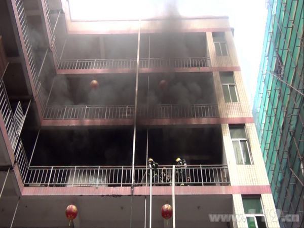 空压设备爆燃引厂房火灾 消防疏散88人