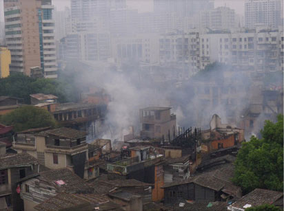 组图：福州台江民房起火 浓烟滚滚白昼变黑夜