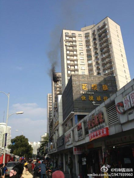 组图：上海浦东一高层住宅起火 浓烟滚滚