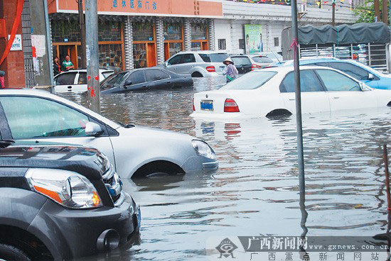 北海市内涝37处 消防频繁穿梭洪涝中救人/图