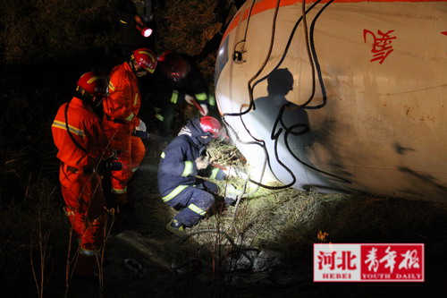 罐车侧翻液氨泄漏 消防17小时紧急救援