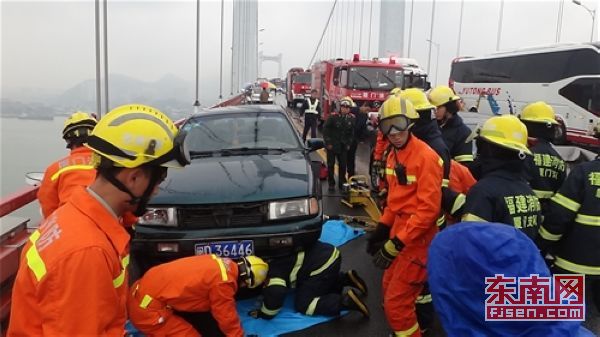 厦门海沧大桥2车追尾1死 因雨天视线模糊/图