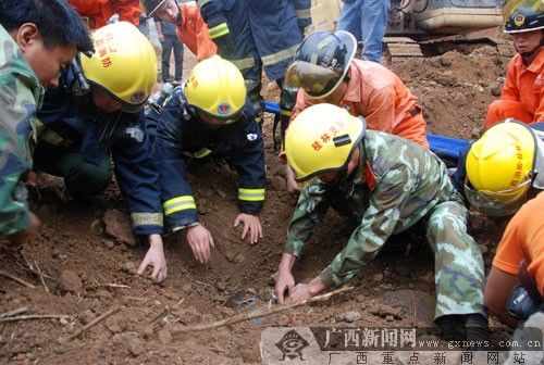 高清组图：桂林在建工地塌方2死1伤 消防急救