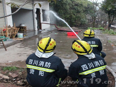 民用煤气罐爆炸3人受伤 简阳消防施救