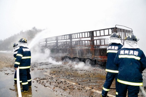 运鞭大货车高速路爆炸 司机驾驶车头逃离