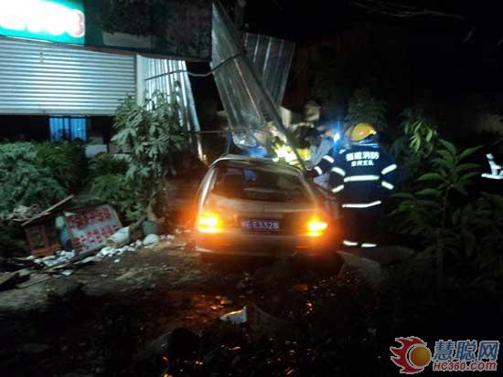 小轿车撞上路边花卉店 消防员救出一人