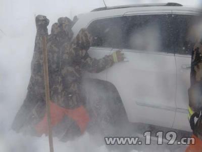 80余车100余人困雪中 锡林郭勒消防铲雪施救