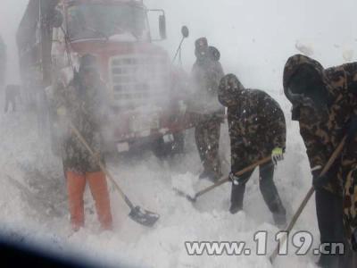 80余车100余人困雪中 锡林郭勒消防铲雪施救