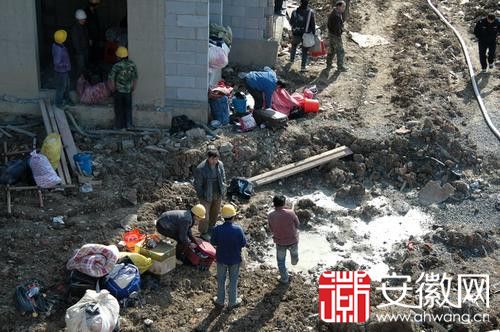 淮南一工棚发生火灾 围墙挡住消防车