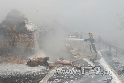 京港澳高速湘潭段6车连环撞伤9人 消防急救