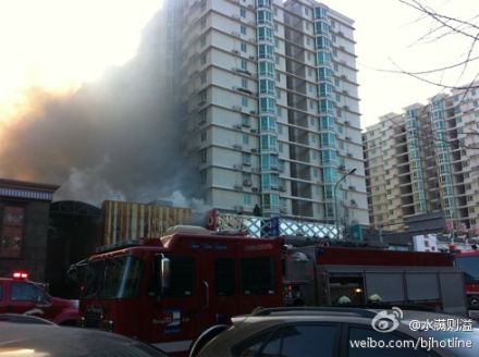 北京海淀区金夕园大鸭梨店起火 18消防车扑救