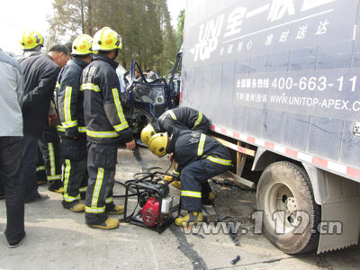 奔驰迎头撞快递车 台州临海消防扩张救援[图]