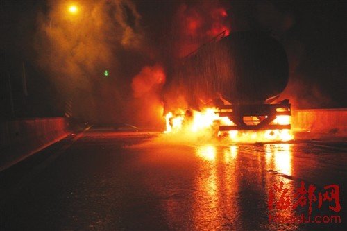 油罐车追尾大挂车 熊熊大火炙烤柴油罐车