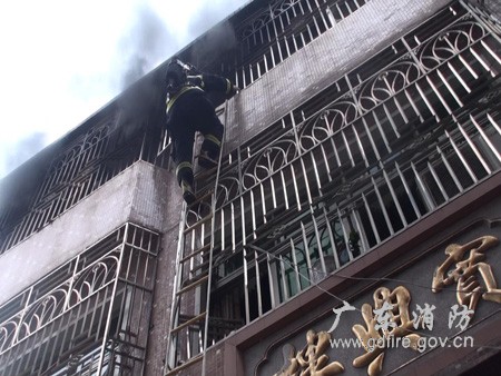 汕头一内衣厂遭纵火 消防员抱出被困者