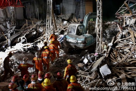 上海改建中3层楼房坍塌 3人被埋1人身亡/图