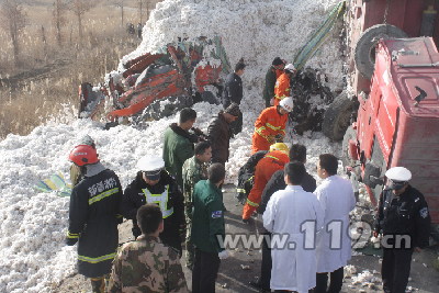 重大车祸致8人死亡 喀什消防火速救援